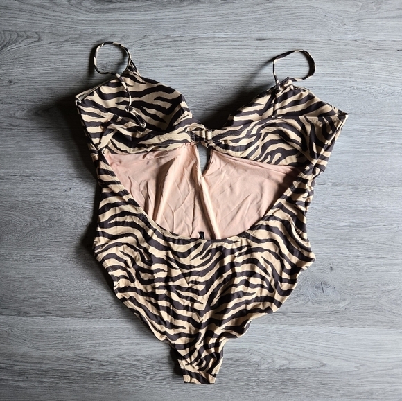 J. Crew Front-Twist One-Piece Swimsuit Animal Print Zebra Plus Size 24 NWT - Picture 3 of 7